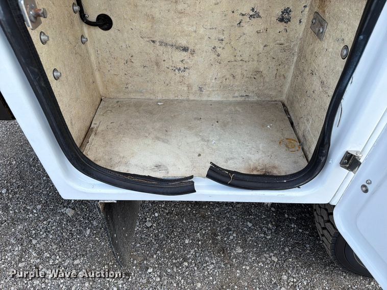 image for item FB5014 2011 Ford F450 Super Duty bucket truck