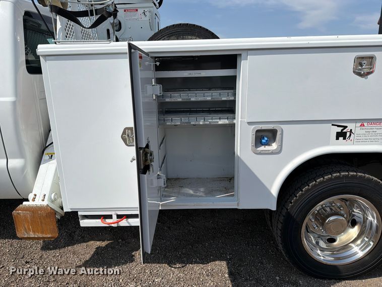 image for item FB5027 2012 Ford F550 Super Duty bucket truck