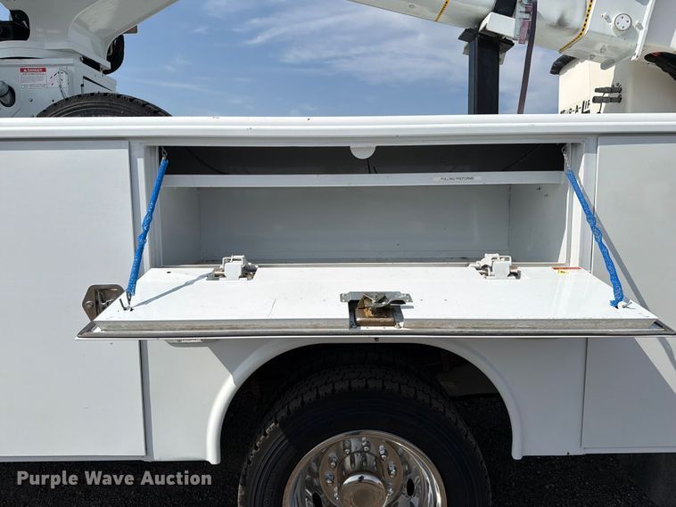 image for item FB5027 2012 Ford F550 Super Duty bucket truck