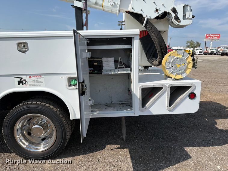 image for item FB5027 2012 Ford F550 Super Duty bucket truck