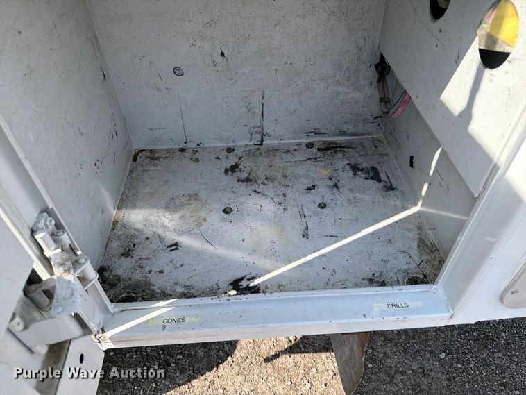 image for item FB5027 2012 Ford F550 Super Duty bucket truck