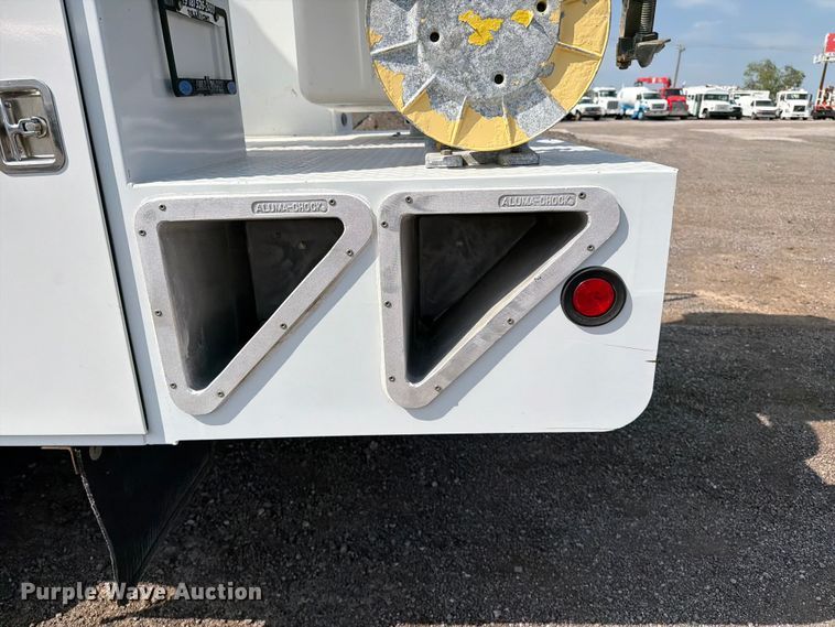 image for item FB5027 2012 Ford F550 Super Duty bucket truck