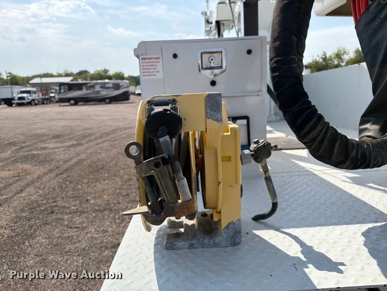 image for item FB5027 2012 Ford F550 Super Duty bucket truck