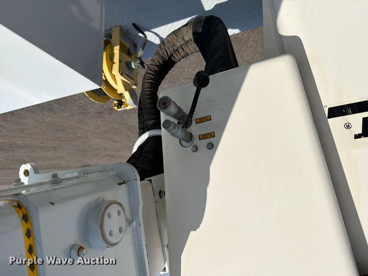 image for item FB5027 2012 Ford F550 Super Duty bucket truck
