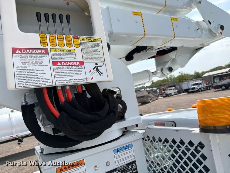 image for item FB5027 2012 Ford F550 Super Duty bucket truck