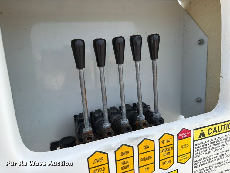 image for item FB5027 2012 Ford F550 Super Duty bucket truck