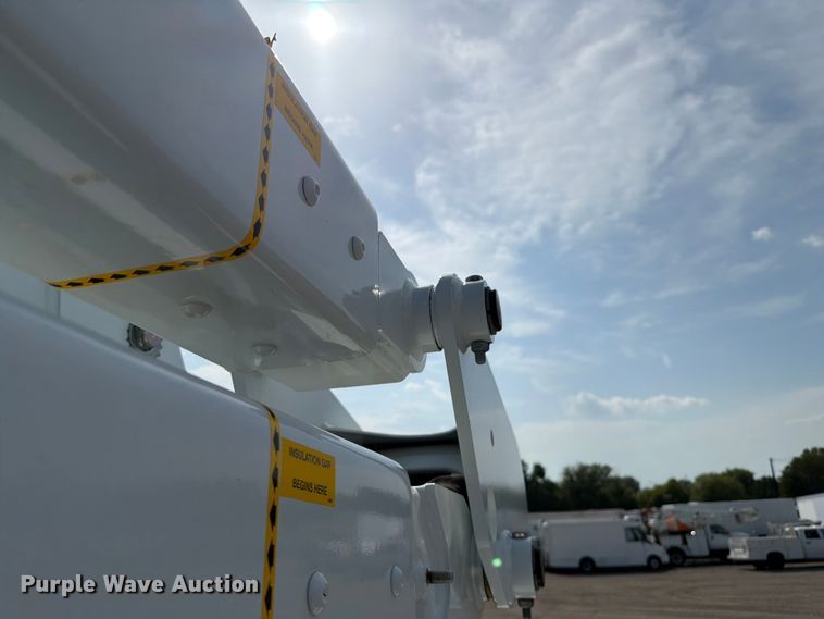 image for item FB5027 2012 Ford F550 Super Duty bucket truck