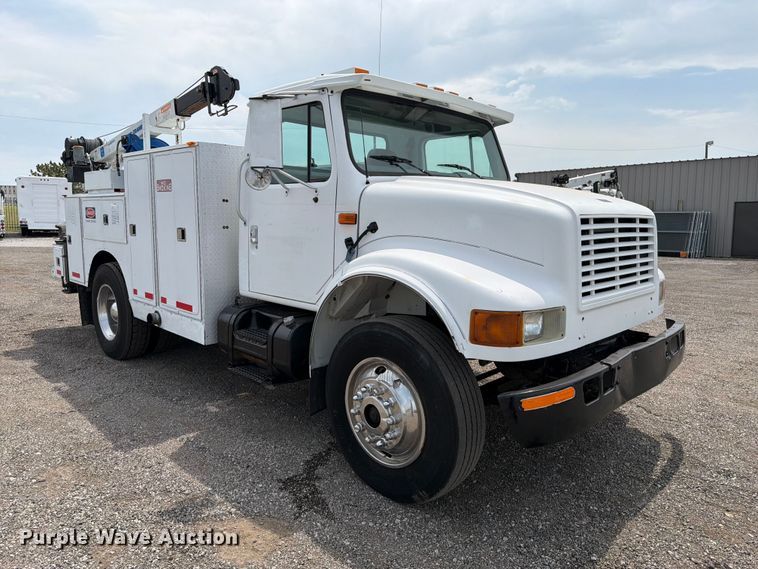image for item FB5033 2001 International 4900 utility / service truck