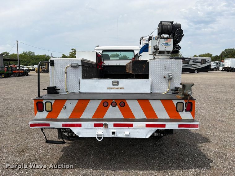 image for item FB5033 2001 International 4900 utility / service truck
