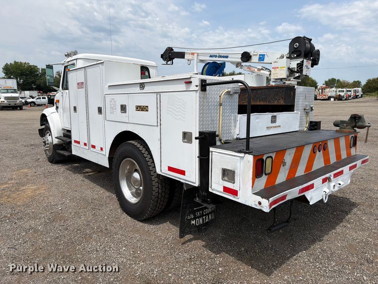 image for item FB5033 2001 International 4900 utility / service truck