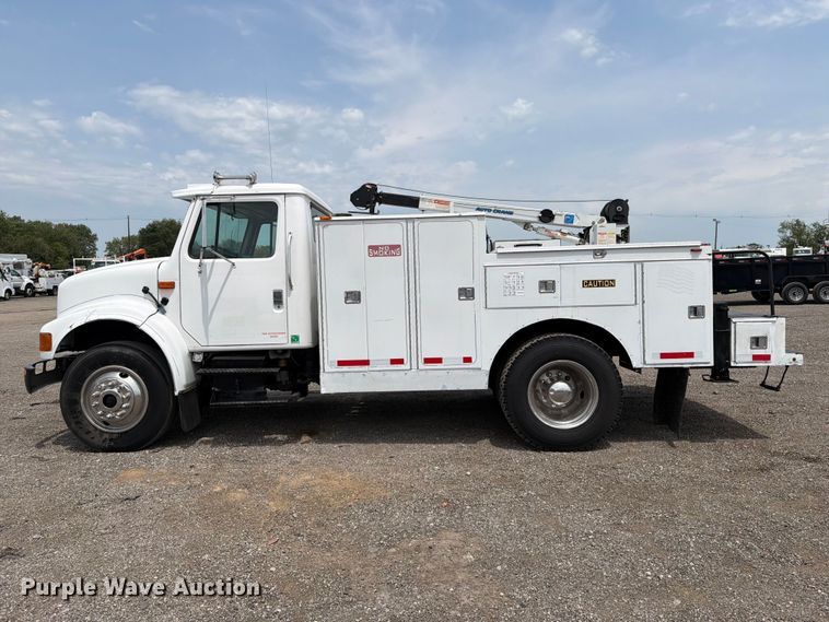 image for item FB5033 2001 International 4900 utility / service truck