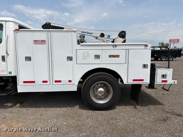 image for item FB5033 2001 International 4900 utility / service truck