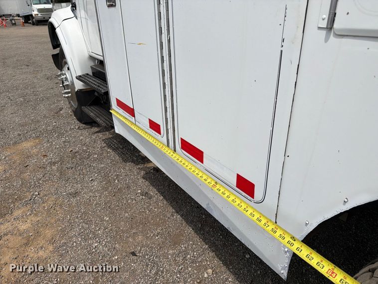 image for item FB5033 2001 International 4900 utility / service truck