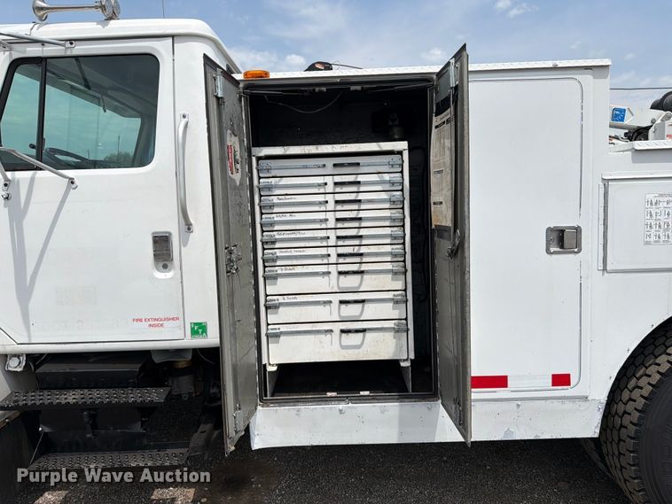 image for item FB5033 2001 International 4900 utility / service truck