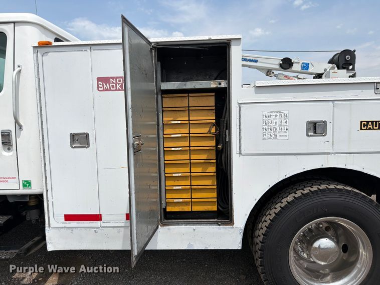 image for item FB5033 2001 International 4900 utility / service truck