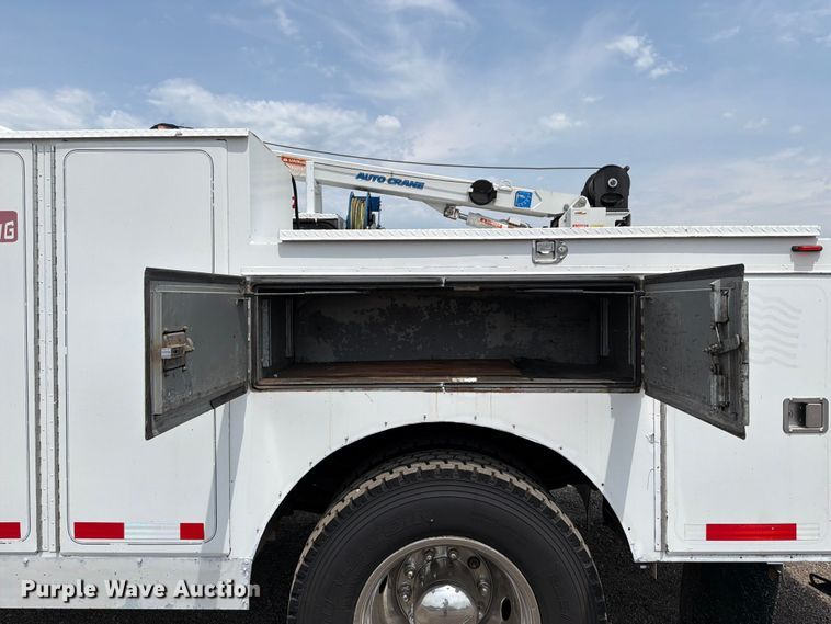 image for item FB5033 2001 International 4900 utility / service truck