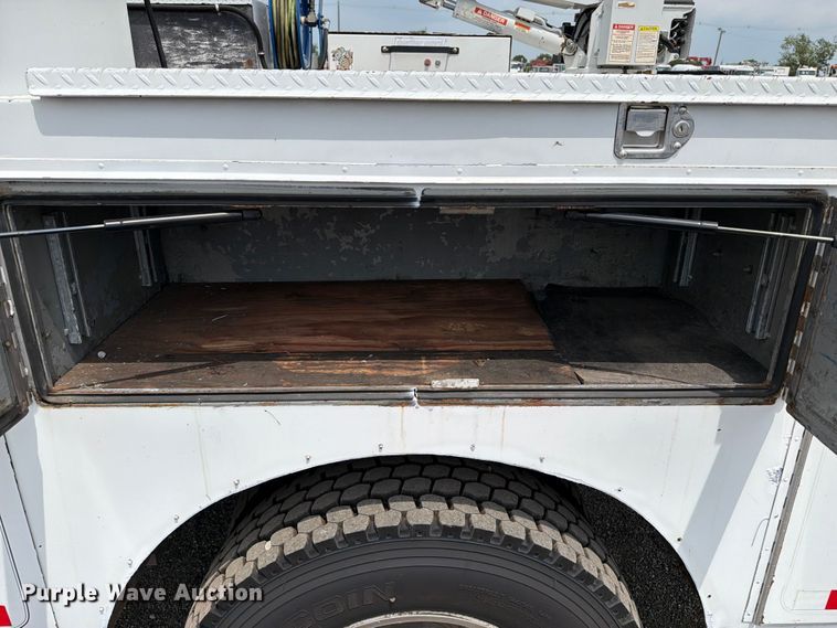 image for item FB5033 2001 International 4900 utility / service truck