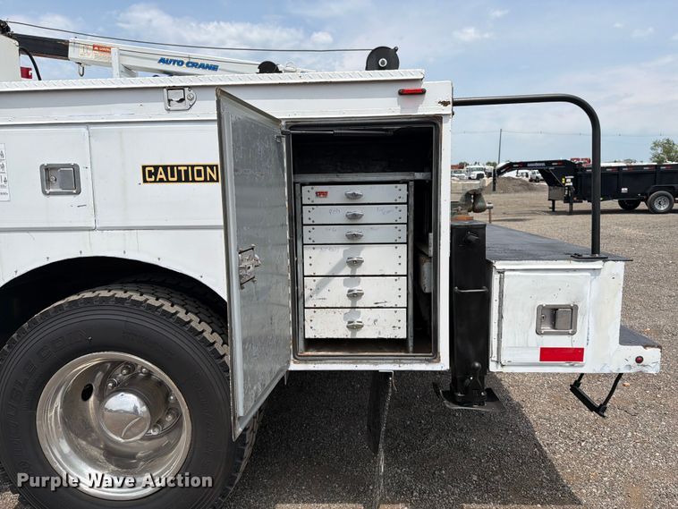 image for item FB5033 2001 International 4900 utility / service truck