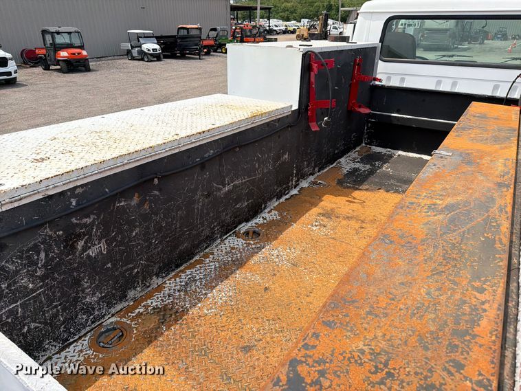 image for item FB5033 2001 International 4900 utility / service truck