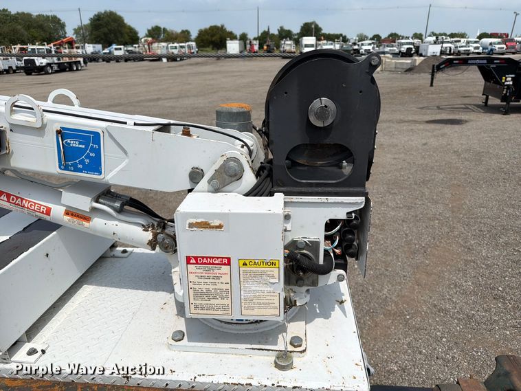 image for item FB5033 2001 International 4900 utility / service truck