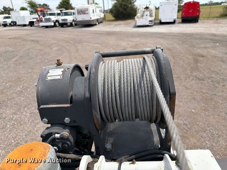 image for item FB5033 2001 International 4900 utility / service truck