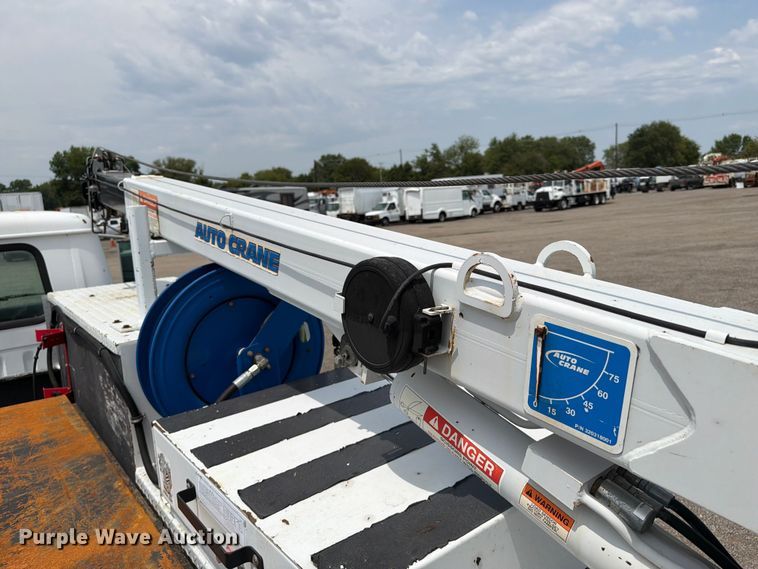 image for item FB5033 2001 International 4900 utility / service truck