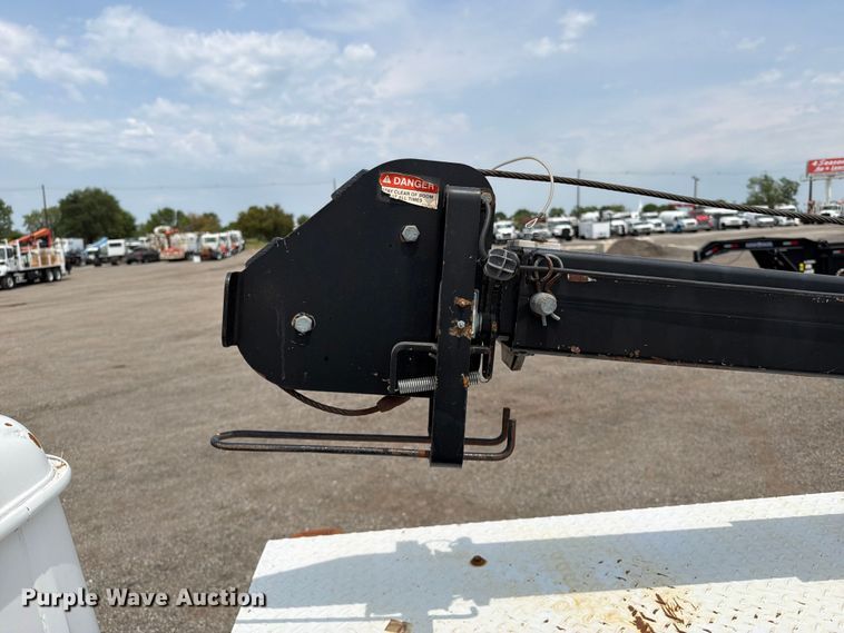 image for item FB5033 2001 International 4900 utility / service truck