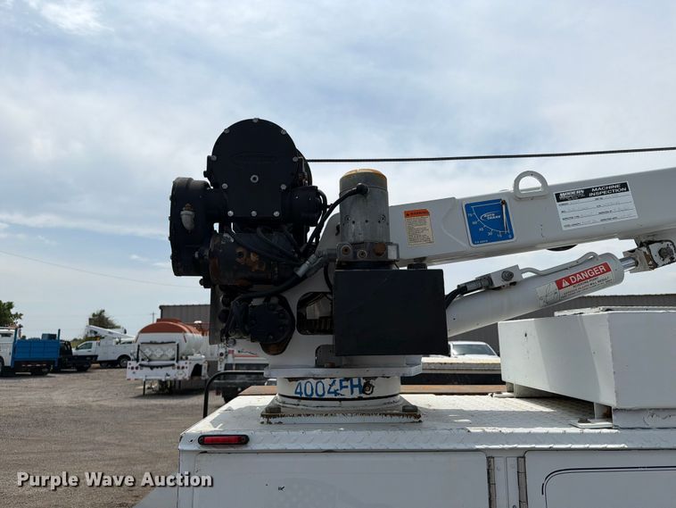 image for item FB5033 2001 International 4900 utility / service truck
