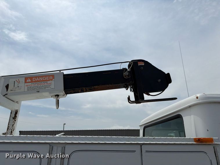 image for item FB5033 2001 International 4900 utility / service truck