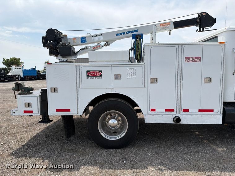 image for item FB5033 2001 International 4900 utility / service truck