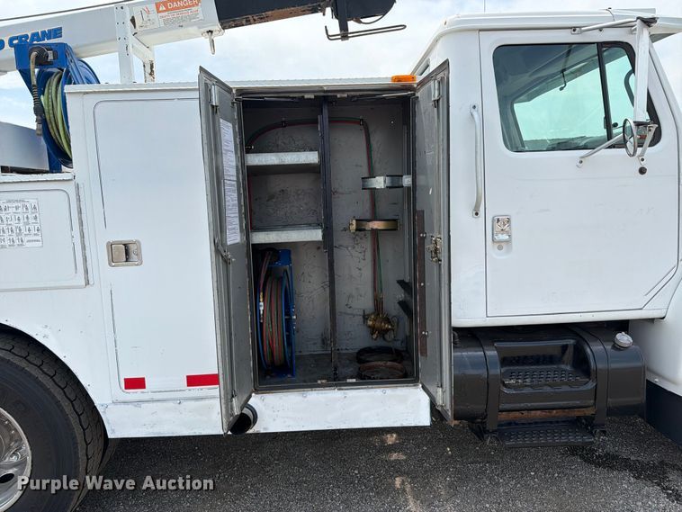 image for item FB5033 2001 International 4900 utility / service truck