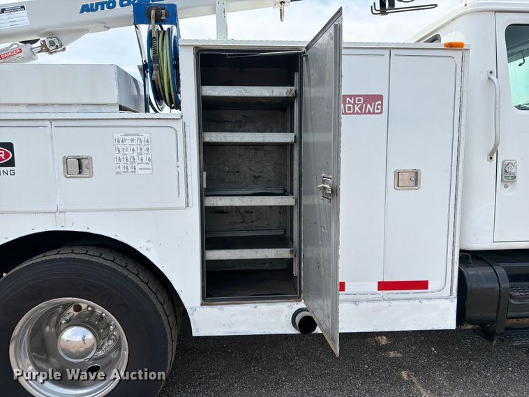 image for item FB5033 2001 International 4900 utility / service truck