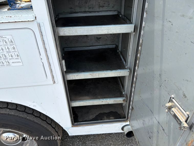 image for item FB5033 2001 International 4900 utility / service truck