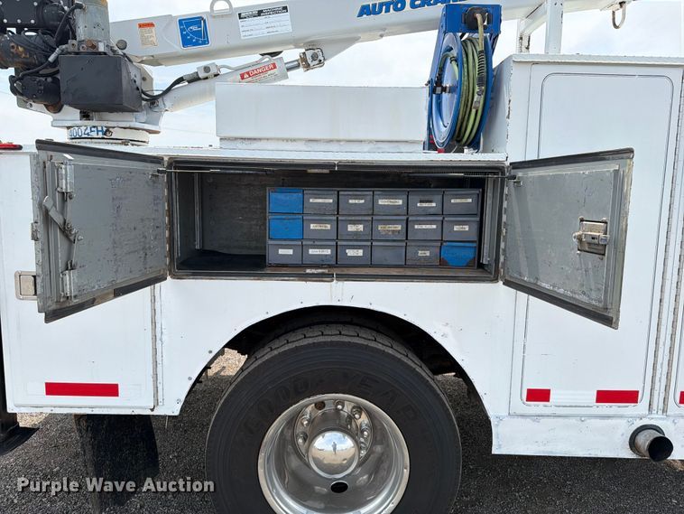 image for item FB5033 2001 International 4900 utility / service truck