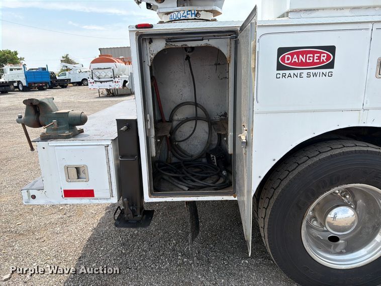 image for item FB5033 2001 International 4900 utility / service truck