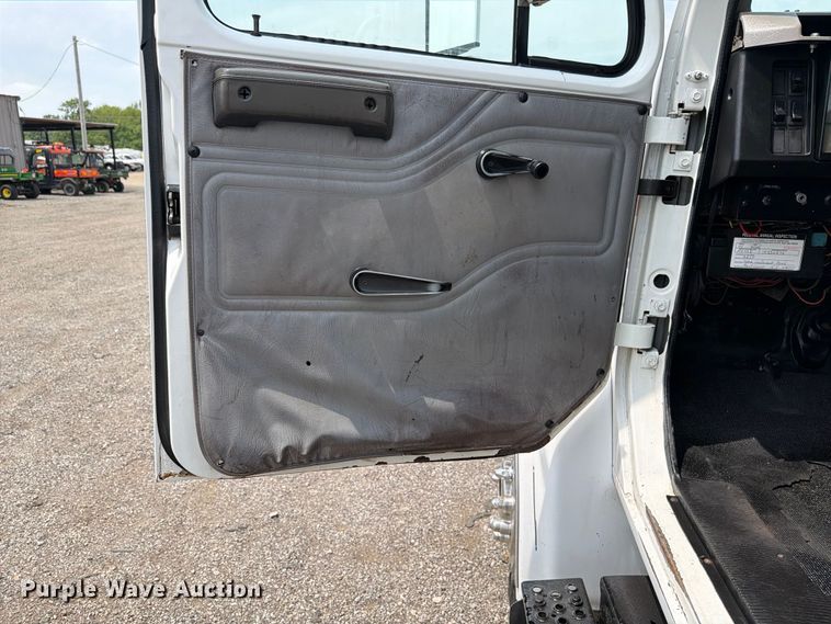 image for item FB5033 2001 International 4900 utility / service truck