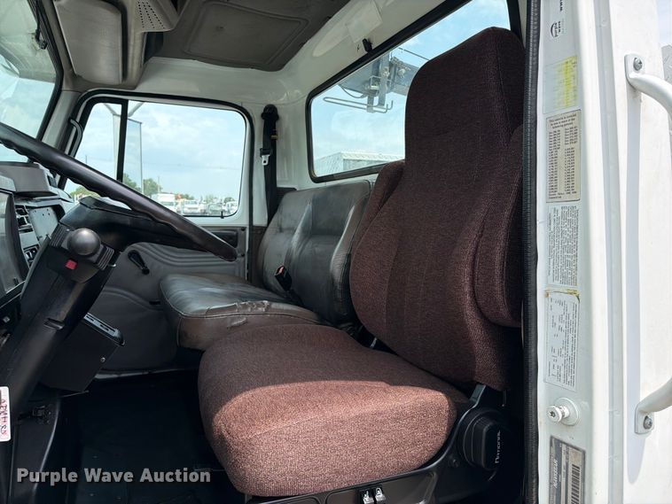 image for item FB5033 2001 International 4900 utility / service truck