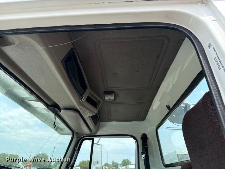 image for item FB5033 2001 International 4900 utility / service truck