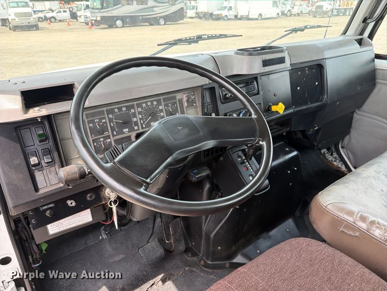 image for item FB5033 2001 International 4900 utility / service truck