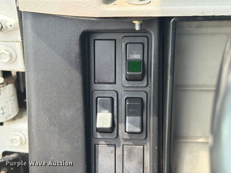 image for item FB5033 2001 International 4900 utility / service truck