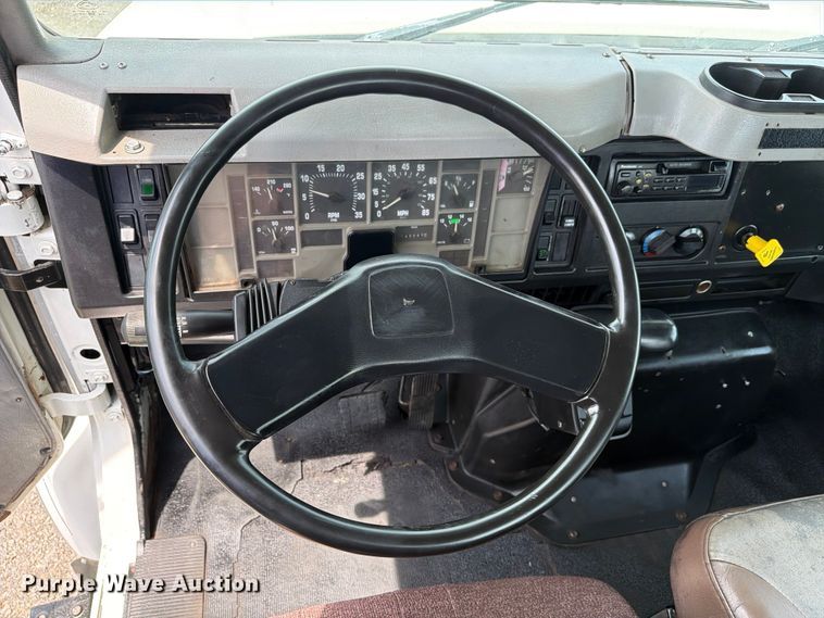 image for item FB5033 2001 International 4900 utility / service truck