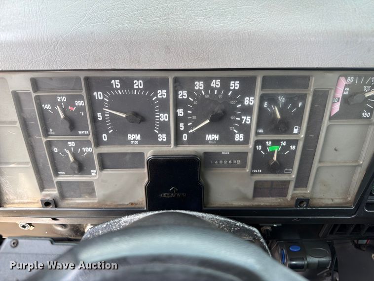 image for item FB5033 2001 International 4900 utility / service truck