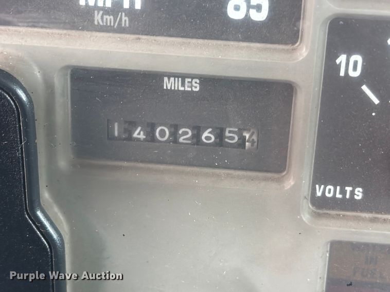 image for item FB5033 2001 International 4900 utility / service truck