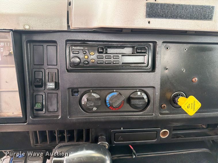 image for item FB5033 2001 International 4900 utility / service truck