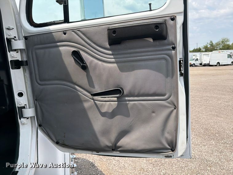 image for item FB5033 2001 International 4900 utility / service truck