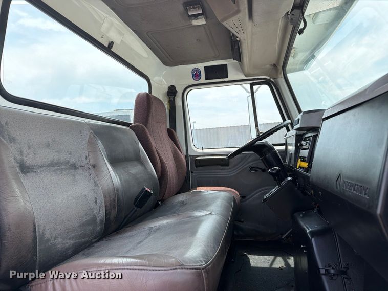 image for item FB5033 2001 International 4900 utility / service truck