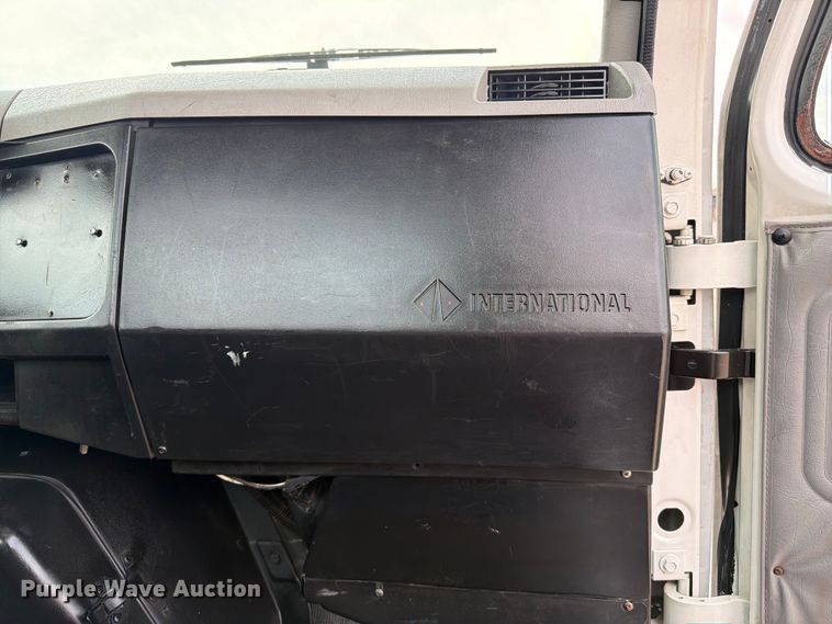 image for item FB5033 2001 International 4900 utility / service truck