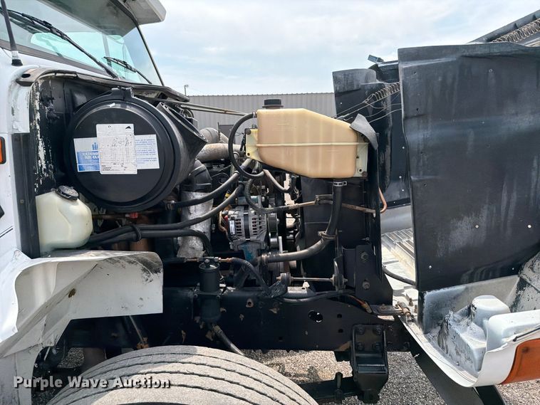 image for item FB5033 2001 International 4900 utility / service truck