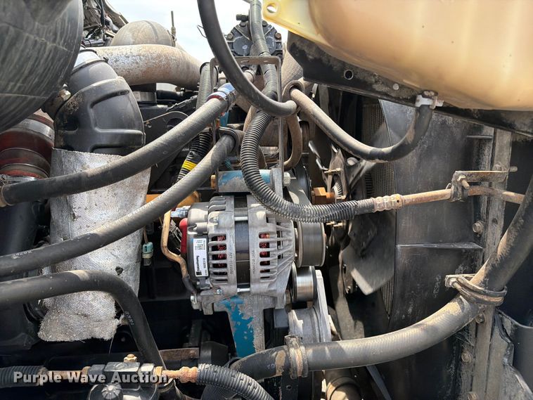 image for item FB5033 2001 International 4900 utility / service truck