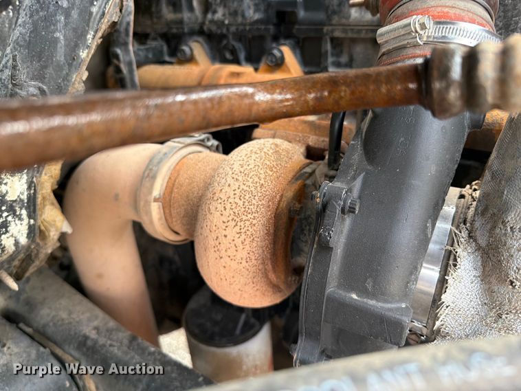 image for item FB5033 2001 International 4900 utility / service truck
